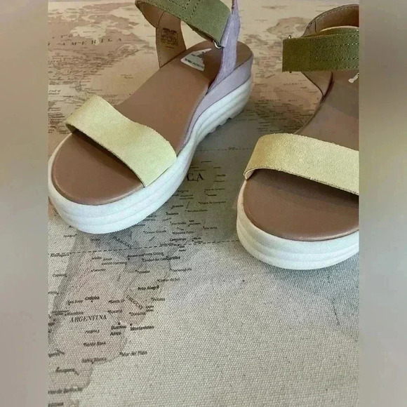 Sorel Cameron Platform Sandals
8 NWOB - Picture 2 of 7